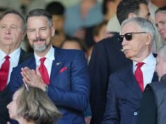 Kroenkes មើលខណៈដែលកីឡាកររបស់ Arsenal ទីបំផុតទទួលបានដៃរបស់ពួកគេនៅលើពានរង្វាន់ Premier League