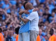 Pep Guardiola ទប់ទឹកភ្នែកមិនជាប់ ហើយនិយាយលា ខណៈដែលអ្នកគាំទ្រ Man City អង្វរគាត់ឱ្យស្នាក់នៅរយៈពេលដប់ឆ្នាំទៀត។