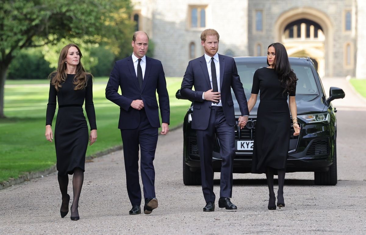 WINDSOR ប្រទេសអង់គ្លេស - ថ្ងៃទី 10 ខែកញ្ញា៖ Catherine, Princess of Wales, Prince William, Prince of Wales, Prince Harry, Duke of Sussex, and Meghan, Duchess of Sussex on the Long Walk at Windsor Castle on September 10, 2022 in Windsor, England. ហ្វូងមនុស្សបានប្រមូលផ្តុំគ្នានៅក្លោងទ្វារ Windsor Castle ហើយបានបន្សល់ទុកនូវការគោរពចំពោះម្ចាស់ក្សត្រី Elizabeth II ដែលបានស្លាប់នៅ Balmoral Castle កាលពីថ្ងៃទី 8 ខែកញ្ញា ឆ្នាំ 2022។ (រូបថតដោយ Chris Jackson - WPA Pool/Getty Images)