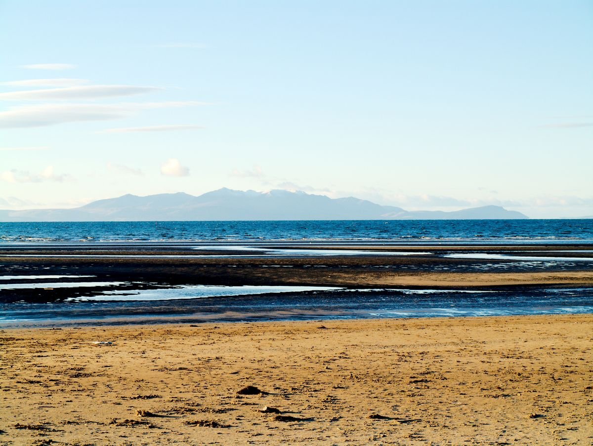 រូបភាពនៃទិដ្ឋភាពនៃកោះ Arran ពី Troon Beech នៅលើ Firth of Clyde ប្រទេសស្កុតឡែន។