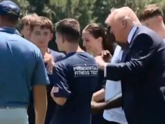 Donald Trump បង្រៀនសិស្សរបស់គាត់នូវក្បាច់រាំដ៏ល្បីរបស់គាត់។