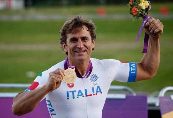 Alessandro Zanardi មកពីប្រទេសអ៊ីតាលី ដណ្តើមបានមេដាយមាសរបស់គាត់ បន្ទាប់ពីបានឈ្នះការប្រណាំងលើផ្លូវ H-4 ផ្នែកបុរស នៅថ្ងៃទី 9 នៃទីក្រុងឡុងដ៍ 20 ។