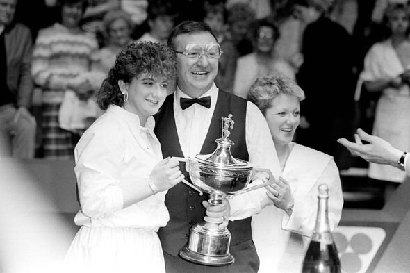 Dennis Taylor អាយុ 36 ឆ្នាំអបអរការឈ្នះជើងឯកស្នូកឃ័រពិភពលោកជាមួយភរិយារបស់គាត់ឈ្មោះ Trish (ស្តាំ) និងកូនស្រី Denise ។