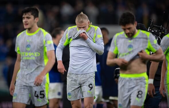 កីឡាករ Erling Haaland របស់ Manchester City មើលទៅមានការខកចិត្តជាមួយនឹង Abdukodir Khusanov និង Mateo Kovacic ។