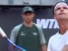 តារា Italian Open ត្រូវបានអាជ្ញាកណ្តាលទះកំផ្លៀងបន្ទាប់ពីវាយបាល់ជាមួយនឹងចំណុចទាញរបស់រ៉ាកែត | កីឡាវាយកូនបាល់ | កីឡា
