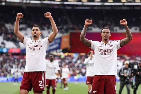 Gabriel របស់ Arsenal និង William Saliba របស់ Arsenal អបអរការទទួលជ័យជម្នះក្នុងអំឡុងពេលការប្រកួត Premier League