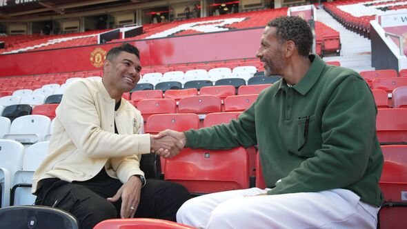 Casemiro និយាយជាមួយ Rio Ferdinand សម្រាប់បទសម្ភាសន៍នៅ Old Trafford Casemiro និយាយជាមួយ Rio Ferdinand សម្រាប់បទសម្ភាសន៍នៅ Old Trafford