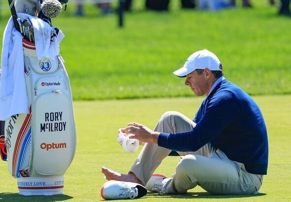 Rory McIlroy មើលជើងរបស់គាត់។