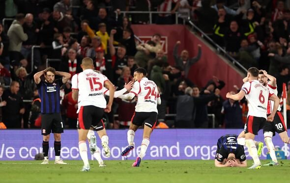 ទីក្រុង SOUTHAMPTON ប្រទេសអង់គ្លេស – ថ្ងៃទី 12 ខែឧសភា៖ Shea Charles របស់ Southampton អបអរការស៊ុតបញ្ចូលទីគ្រាប់ទីពីររបស់ក្រុមរបស់គាត់ជាមួយមិត្តរួមក្រុមក្នុងអំឡុងពេល S