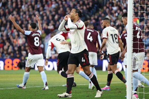 ខ្សែការពារហូឡង់លេខ 04 របស់ Liverpool កីឡាករ Virgil van Dijk (C) ប្រតិកម្មទៅនឹងការខកខានឱកាសក្នុងអំឡុងពេលការប្រកួតបាល់ទាត់អង់គ្លេស Premier League