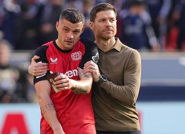 LEVERKUSEN, អាឡឺម៉ង់ - ថ្ងៃទី 26 ខែមេសា: គ្រូបង្វឹក Xabi Alonso នៃ Bayer 04 Leverkusen និង Granit Xhaka របស់ Bayer 04 Leverkusen មើលលើ AF