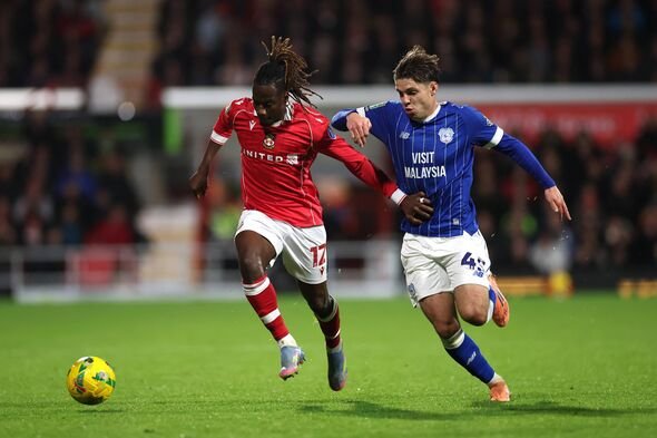 Issa Kabore របស់ Wrexham ប្រយុទ្ធដើម្បីកាន់កាប់បាល់ជាមួយ Cian Ashford របស់ Cardiff City Issa Kabore របស់ Wrexham ប្រយុទ្ធដើម្បីកាន់កាប់បាល់ជាមួយ Cian Ashford របស់ Cardiff City