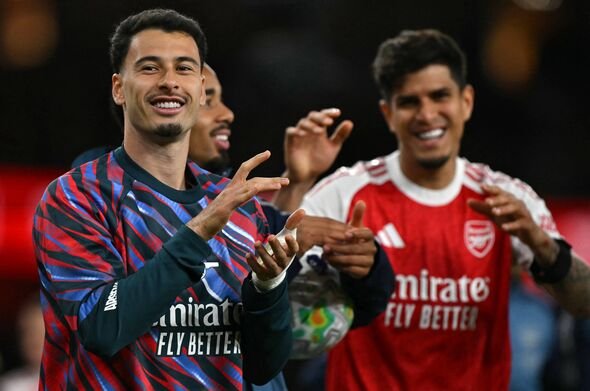 ខ្សែបម្រើប្រេស៊ីល #11 Gabriel Martinelli (L) របស់ Arsenal អបអរសាទរអ្នកគាំទ្របន្ទាប់ពីការប្រកួតបាល់ទាត់អង់គ្លេស Premier League ខ្សែបម្រើប្រេស៊ីល #11 Gabriel Martinelli (L) របស់ Arsenal អបអរសាទរអ្នកគាំទ្របន្ទាប់ពីការប្រកួតបាល់ទាត់អង់គ្លេស Premier League