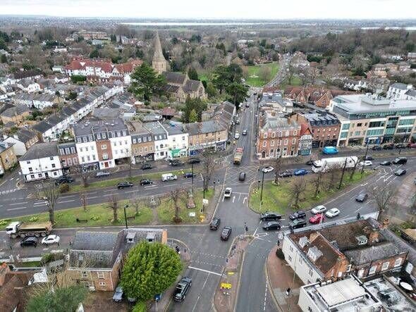 កណ្តាលក្រុង Esher Surrey ចក្រភពអង់គ្លេស ទិដ្ឋភាពពីលើអាកាស កណ្តាលក្រុង Esher Surrey ចក្រភពអង់គ្លេស ទិដ្ឋភាពពីលើអាកាស