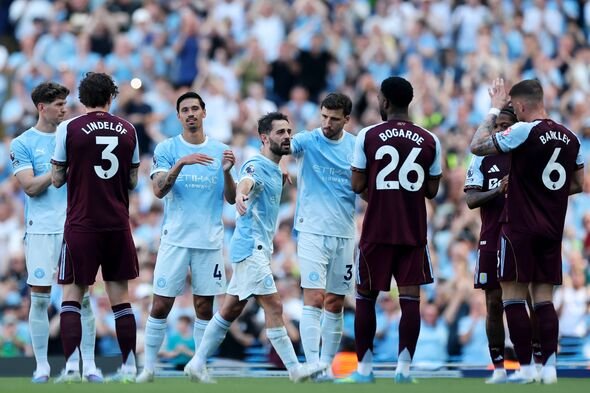 Bernardo Silva និង John Stones ម្នាក់ៗទទួលបានកិត្តិយសនៅពេលដែលពួកគេត្រូវបានជំនួស