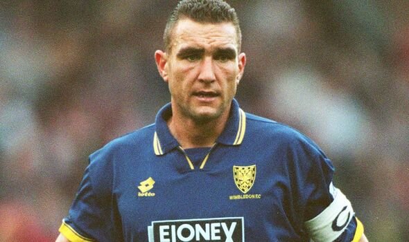 រូបថតចាស់របស់ Vinnie Jones ក្នុងអាវ Wimbledon FC ពណ៌ខៀវ