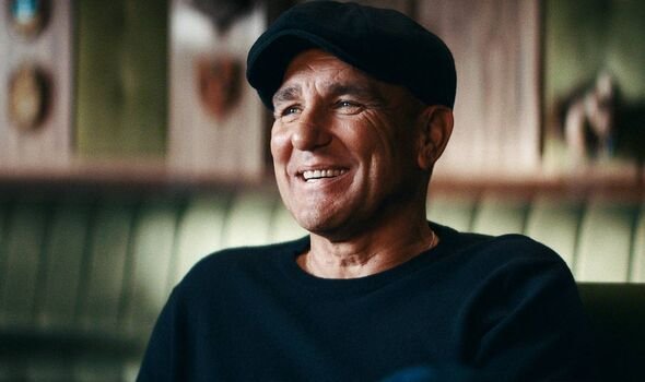 Vinnie Jones ញញឹម​ក្នុង​អាវ​យឺត​ពណ៌​ខ្មៅ និង​មួក​សំប៉ែត