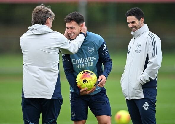 អ្នកចាត់ការក្រុម Arsenal លោក Mikel Arteta ជាមួយនឹងគ្រូបង្វឹកក្រុមទី 1 គឺ Gabriel Heinze និង (លេខទី 2) Martin Zubimendi ក្នុងអំឡុងពេលហ្វឹកហាត់នៅ Sob អ្នកចាត់ការក្រុម Arsenal លោក Mikel Arteta ជាមួយនឹងគ្រូបង្វឹកក្រុមទី 1 គឺ Gabriel Heinze និង (លេខទី 2) Martin Zubimendi ក្នុងអំឡុងពេលហ្វឹកហាត់នៅ Sob