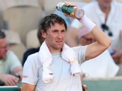 ច្បាប់កំដៅរបស់ French Open ត្រូវបានពន្យល់នៅពេលសីតុណ្ហភាពកើនឡើង ដោយបង្ខំអ្នកលេងឱ្យទូរស័ព្ទទៅវេជ្ជបណ្ឌិត | កីឡាវាយកូនបាល់ | កីឡា