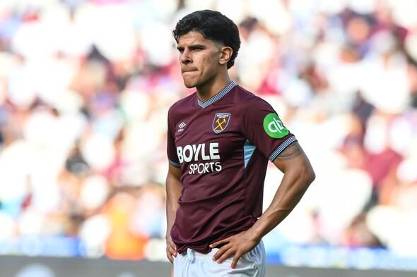 Mateus Fernandes របស់ West Ham United សម្លឹងមើលអំឡុងពេលការប្រកួត Premier League រវាង West Ham United និង Leeds United Mateus Fernandes របស់ West Ham United សម្លឹងមើលអំឡុងពេលការប្រកួត Premier League រវាង West Ham United និង Leeds United