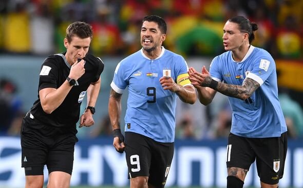 Luis Suarez និង Darwin Nunez មកពីអ៊ុយរូហ្គាយតវ៉ាទៅកាន់អាជ្ញាកណ្តាល Daniel Siebert Luis Suarez និង Darwin Nunez មកពីអ៊ុយរូហ្គាយតវ៉ាទៅកាន់អាជ្ញាកណ្តាល Daniel Siebert