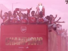 Arsenal ប្រែក្លាយទីក្រុងឡុងដ៍ក្រហម ខណៈដង្ហែពានទាក់ទាញអ្នកគាំទ្រមួយលាននាក់ | បាល់ទាត់ | កីឡា