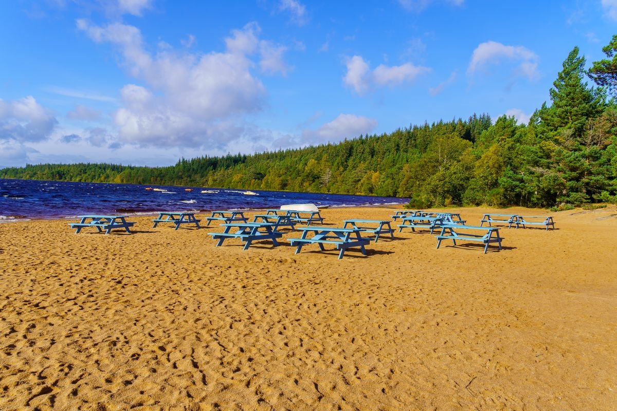 ទិដ្ឋភាពនៃឆ្នេរខ្សាច់នៅ Loch Morlich, Badenoch និង Strathspey នៅតំបន់ខ្ពង់រាប ប្រទេសស្កុតឡែន ចក្រភពអង់គ្លេស