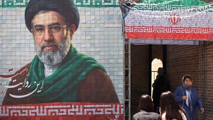 អ្នក​ដើរ​កាត់​រូប​លោក Mojtaba Khamenei មេដឹកនាំ​កំពូល​របស់​អ៊ីរ៉ង់ នៅ​ក្នុង​ក្រុង​តេហេរ៉ង់ កាល​ពី​ថ្ងៃ​ទី៩ ខែ​ឧសភា ឆ្នាំ​២០២៦។ (ATTA KENARE/AFP)