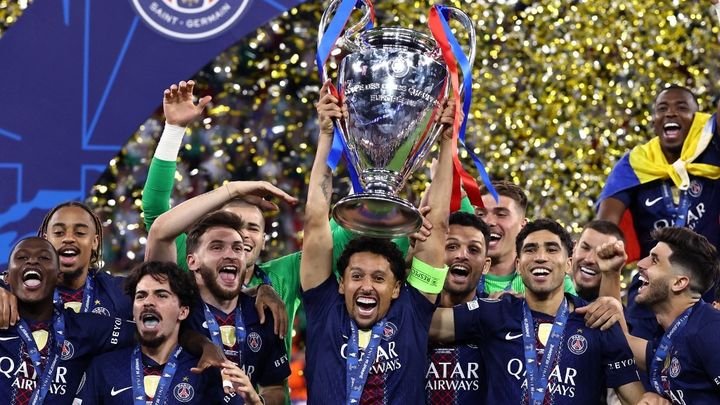 ប្រធានក្រុម PSG កីឡាករ Marquinhos លើកពាន Champions League ជាលើកទី២ជាប់ៗគ្នា បន្ទាប់ពីឈ្នះដោយបាល់ប៉េណាល់ទីលើក្រុម Arsenal កាលពីថ្ងៃទី 30 ខែឧសភា ឆ្នាំ 2026 នៅទីក្រុង Budapest ប្រទេសហុងគ្រី។ (FRANCK FIFE / AFP)