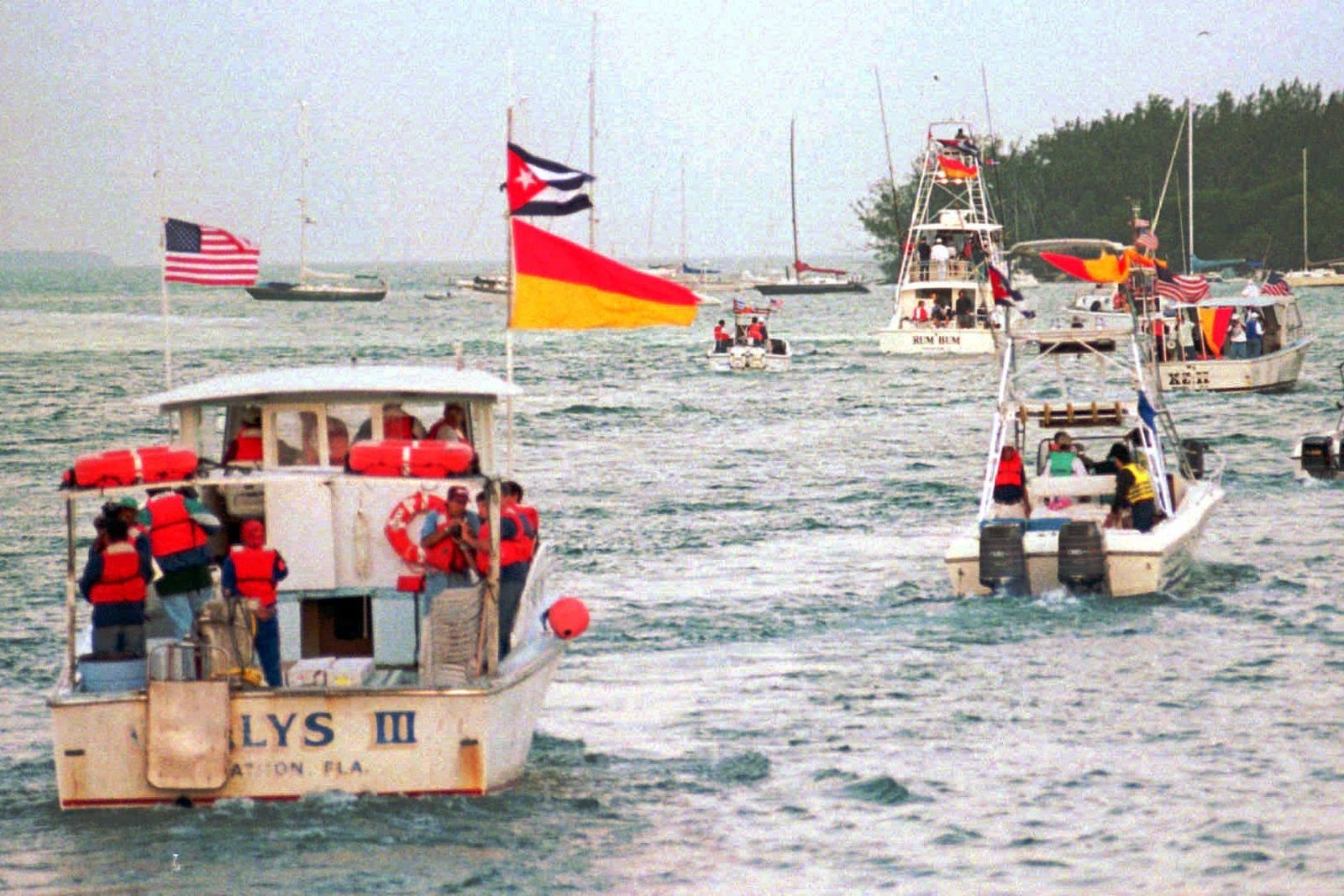 កប៉ាល់មួយចំនួនរបស់ Flotilla ធ្វើដំណើរទៅកាន់ដែនទឹកបើកចំហនៅ Key West រដ្ឋ Florida ថ្ងៃទី 2 ខែមីនា ឆ្នាំ 1996 ដោយដឹកជនជាតិគុយបា-អាមេរិកទៅកាន់កន្លែងនៃការបាញ់ទម្លាក់បងប្រុសពីរនាក់ទៅកាន់យន្តហោះជួយសង្គ្រោះដោយយុទ្ធជនគុយបា។