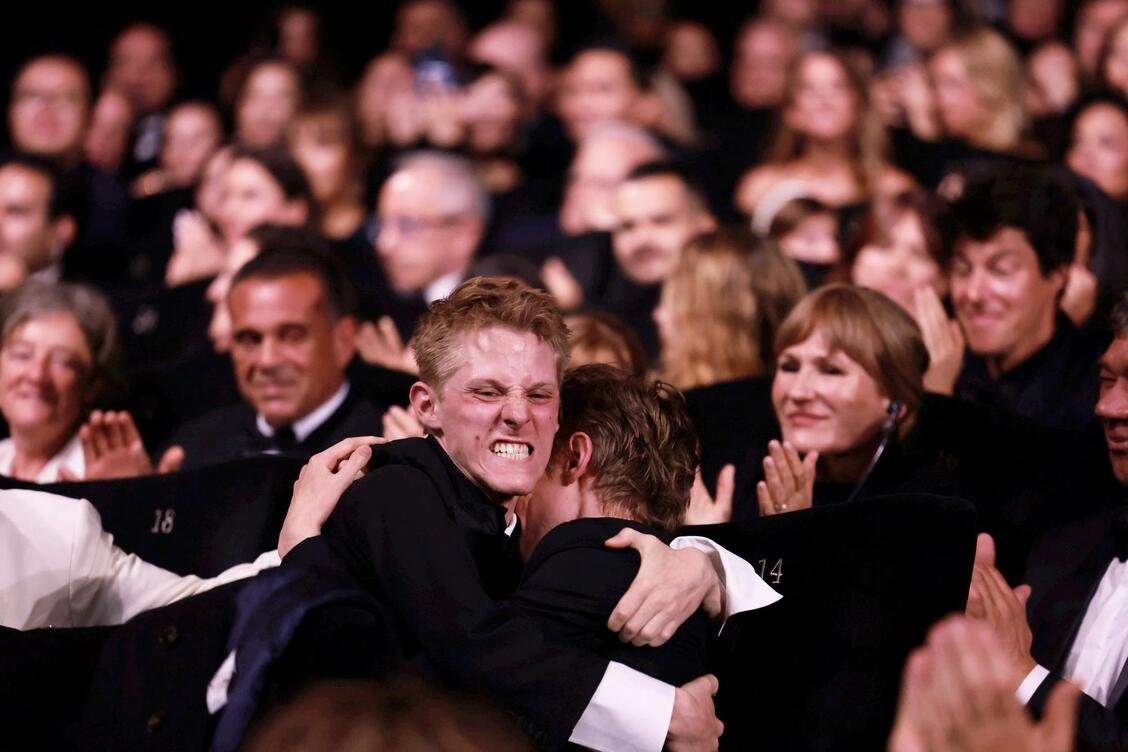 ©PHOTOPQR/NICE MATIN/sébastien Botella; ទីក្រុង Cannes; ថ្ងៃទី 23 ខែឧសភា ឆ្នាំ 2026; CANNES ប្រទេសបារាំង - ថ្ងៃទី 23 ឧសភា៖ Emmanuel Macchia និង Valentin Campagne ទទួលយកពានរង្វាន់សម្រាប់ការសម្តែងល្អបំផុតដោយតារាសម្តែង "កំសាក" នៅលើឆាកក្នុងអំឡុងពេលពិធីបិទមហោស្រពភាពយន្ត Cannes ប្រចាំឆ្នាំលើកទី 79 នៅ Palais des Festivals នៅថ្ងៃទី 23 ខែឧសភា ឆ្នាំ 2026 នៅទីក្រុង Cannes ប្រទេសបារាំង មហោស្រពភាពយន្ត Cannes ប្រចាំឆ្នាំលើកទី 71 នៅទីក្រុង Cannes ប្រទេសបារាំង ខែឧសភា ឆ្នាំ 2018 ។ មហោស្រពភាពយន្តនេះចាប់ផ្តើមពីថ្ងៃទី 8 ដល់ថ្ងៃទី 19 ខែឧសភា។