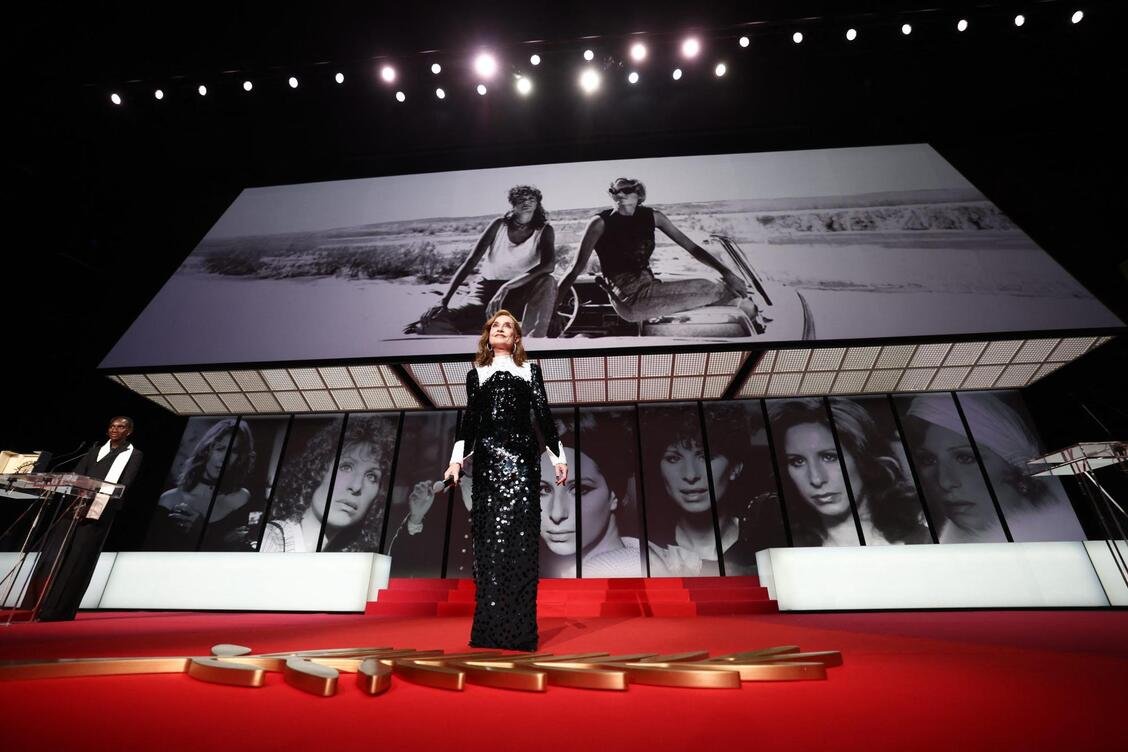 ©PHOTOPQR/NICE MATIN/sébastien Botella; ទីក្រុង Cannes; ថ្ងៃទី 23 ខែឧសភា ឆ្នាំ 2026; CANNES, FRANCE - ថ្ងៃទី 23 ឧសភា: Isabelle Huppert ទទួលពានរង្វាន់កិត្តិយស Palme d'Or ជំនួស Barbra Streisand ពីពិធីករ Eye Haïdara នៅលើឆាកក្នុងពិធីបិទមហោស្រពភាពយន្ត Cannes ប្រចាំឆ្នាំលើកទី 79 នៅ Palais des Festivals នៅថ្ងៃទី 23 ខែឧសភា ឆ្នាំ 2026 នៅទីក្រុង Cannes ប្រទេសបារាំង។ មហោស្រពភាពយន្ត Cannes ប្រចាំឆ្នាំលើកទី 71 នៅទីក្រុង Cannes ប្រទេសបារាំង ខែឧសភា ឆ្នាំ 2018។ មហោស្រពភាពយន្តនេះប្រព្រឹត្តទៅចាប់ពីថ្ងៃទី 8 ដល់ថ្ងៃទី 19 ខែឧសភា។