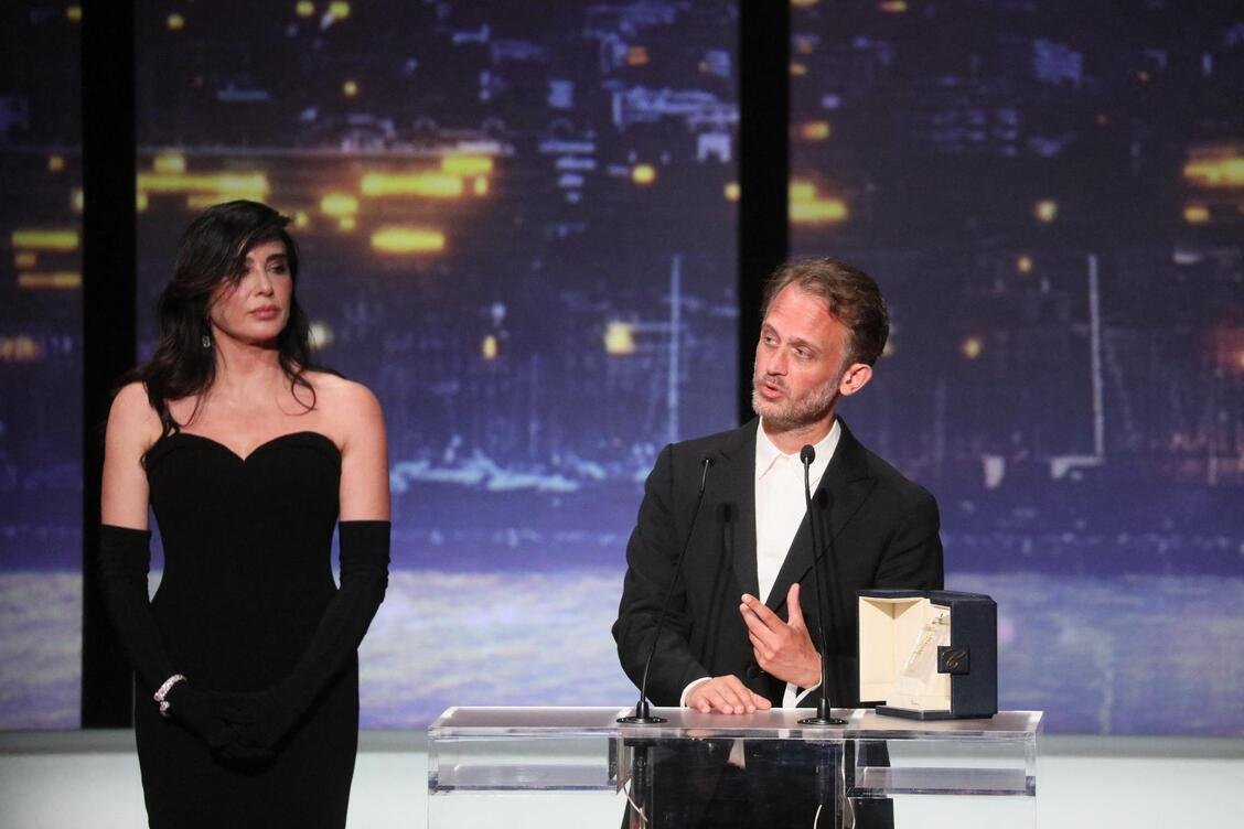 ©PHOTOPQR/NICE MATIN/Patrice Lapoirie; ទីក្រុង Cannes; ថ្ងៃទី 23 ខែឧសភា ឆ្នាំ 2026; ពិធីបិទកម្មវិធីភាពយន្ត CaNNES ប្រចាំឆ្នាំលើកទី 79 ប្រទេសបារាំង - ថ្ងៃទី 23 ឧសភា៖ Emmanuel Marre ទទួលយកពានរង្វាន់សម្រាប់ភាពយន្តល្អបំផុត "បុរសម្នាក់នៃពេលវេលារបស់គាត់។" នៅលើឆាកក្នុងអំឡុងពេលពិធីបិទមហោស្រពភាពយន្ត Cannes ប្រចាំឆ្នាំលើកទី 79 នៅ Palais des Festivals នៅថ្ងៃទី 23 ខែឧសភា ឆ្នាំ 2026 នៅទីក្រុង Cannes ប្រទេសបារាំង មហោស្រពភាពយន្ត Cannes ប្រចាំឆ្នាំលើកទី 71 នៅទីក្រុង Cannes ប្រទេសបារាំង ខែឧសភា ឆ្នាំ 2018 ។ មហោស្រពភាពយន្តនេះចាប់ផ្តើមពីថ្ងៃទី 8 ដល់ថ្ងៃទី 19 ខែឧសភា។
