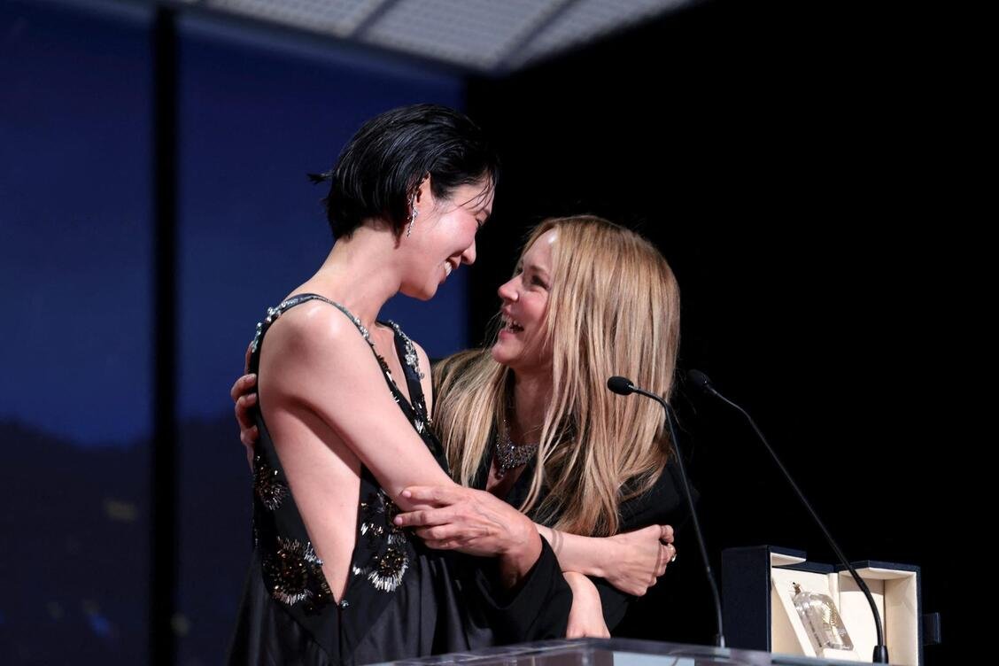 ©PHOTOPQR/NICE MATIN/sébastien Botella; ទីក្រុង Cannes; ថ្ងៃទី 23 ខែឧសភា ឆ្នាំ 2026; ទីក្រុង CANNES ប្រទេសបារាំង – ថ្ងៃទី 23 ឧសភា៖ វឺជីនី អេហ្វីរ៉ា និង តាវ អូកាម៉ូតូ ទទួលបានពានរង្វាន់តារាសម្តែងឆ្នើម "ភ្លាមៗ" អំឡុង​ពេល​ពិធី Palme d'Or នៅ​មហោស្រព​ភាពយន្ត Cannes ប្រចាំឆ្នាំ​លើក​ទី 79 នៅ Palais des Festivals នៅ​ថ្ងៃ​ទី 23 ខែ​ឧសភា ឆ្នាំ 2026 នៅ​ទីក្រុង Cannes ប្រទេស​បារាំង។ មហោស្រពភាពយន្ត Cannes ប្រចាំឆ្នាំលើកទី 71 នៅទីក្រុង Cannes ប្រទេសបារាំង ខែឧសភា ឆ្នាំ 2018។ មហោស្រពភាពយន្តនេះប្រព្រឹត្តទៅចាប់ពីថ្ងៃទី 8 ដល់ថ្ងៃទី 19 ខែឧសភា។