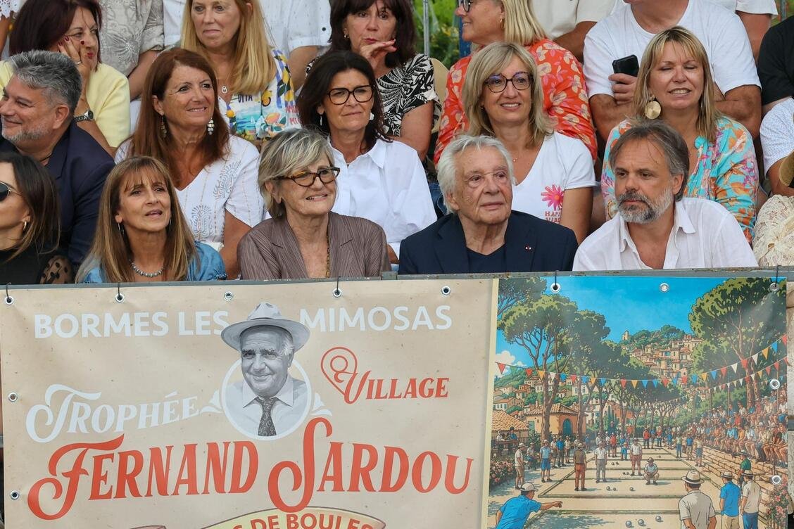 Michel Sardou ហ៊ុំព័ទ្ធដោយប្រពន្ធរបស់គាត់ឈ្មោះ Anne-Marie និងកូនប្រុសរបស់គាត់ឈ្មោះ Romain ។