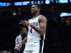 De’Aaron Fox របស់ Spurs ចេញពីការប្រកួតវគ្គ 2 នៃវគ្គផ្តាច់ព្រ័ត្រខាងលិចទល់នឹង Thunder ដោយមានបញ្ហាកជើង