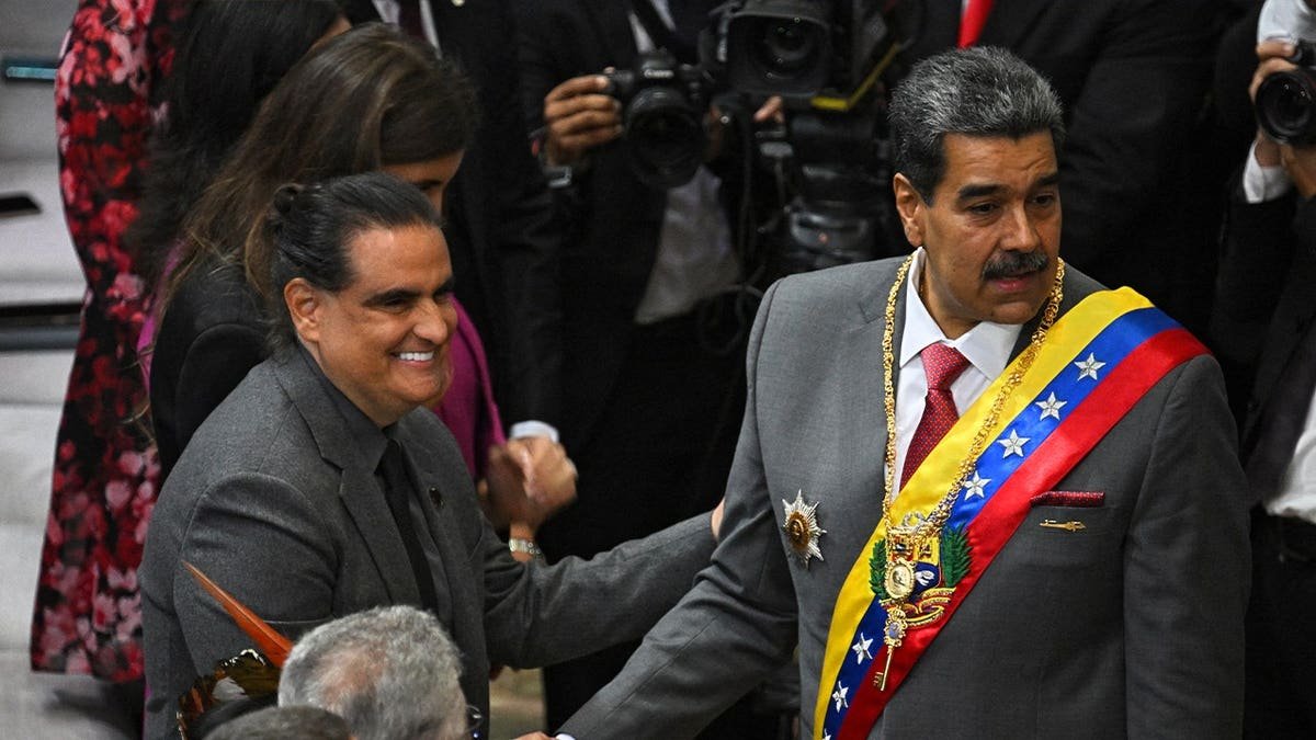 Maduro ចាប់ដៃ Saab