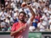 Wawrinka ធ្វើការលាគ្នាដ៏រំជួលចិត្តក្នុងការប្រកួត French Open បន្ទាប់ពីចាញ់ក្នុងជុំដំបូង