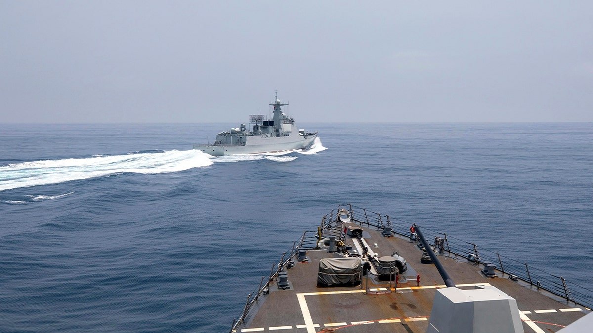 នាវា USS Chung-Hoon សង្កេតមើលកប៉ាល់កងទ័ពជើងទឹកចិន ឆ្លងកាត់ផ្លូវរបស់ខ្លួននៅច្រកសមុទ្រតៃវ៉ាន់