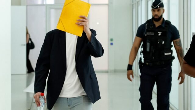 David-G-animateur-du-periscolaire-parisien-accuse-d-agression-sexuelles-a-dissimule-son-visage-derri.jpeg