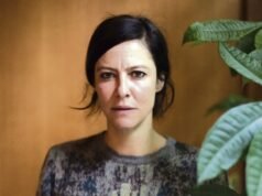 តារាសម្តែង Anna Mouglalis ដែលជាហត្ថលេខីនៃជួរឈរប្រឆាំងBolloréបានព្រមានថា “ភាពស្ងៀមស្ងាត់នឹងមិនជួយសង្គ្រោះនរណាម្នាក់ទេ” ។