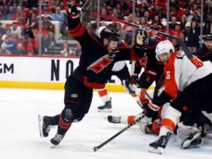 លទ្ធផល OT របស់ Hall ជួយឱ្យ Hurricanes យកឈ្នះ Flyers 3-2 និងនាំមុខ 2-0 ក្នុងជុំទីពីរនៃការប្រកួតជម្រុះ NHL