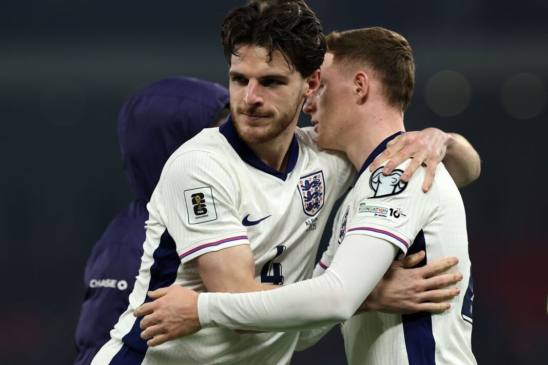 Elliot Anderson និង Declan Rice ។ Elliot Anderson និង Declan Rice ។