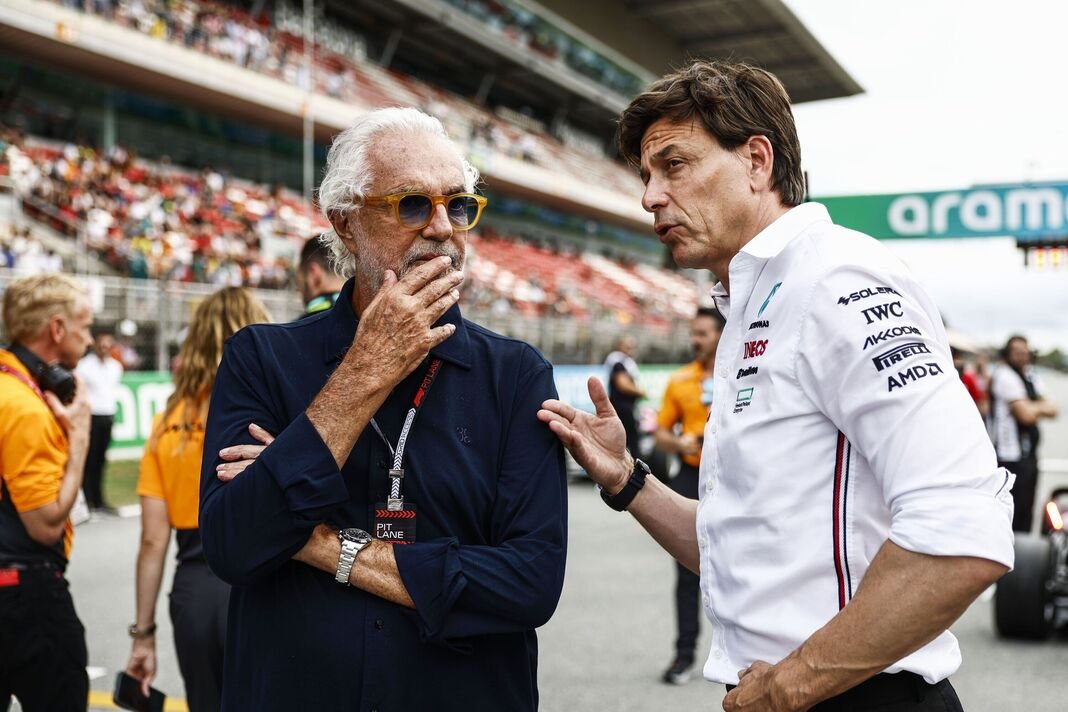 Flavio Briatore និង Toto Wolff នៅក្នុងការសន្ទនា