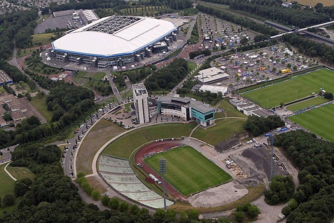ទិដ្ឋភាពទូទៅនៃកីឡដ្ឋាន Veltins Arena និង Parkstadion ទិដ្ឋភាពទូទៅនៃកីឡដ្ឋាន Veltins Arena និង Parkstadion