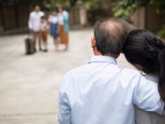Baby boomers កំពុងច្របាច់កសេដ្ឋកិច្ចដែលពួកគេបានសាងសង់ដោយបដិសេធមិនផ្លាស់ទីលំនៅ ឬចូលនិវត្តន៍