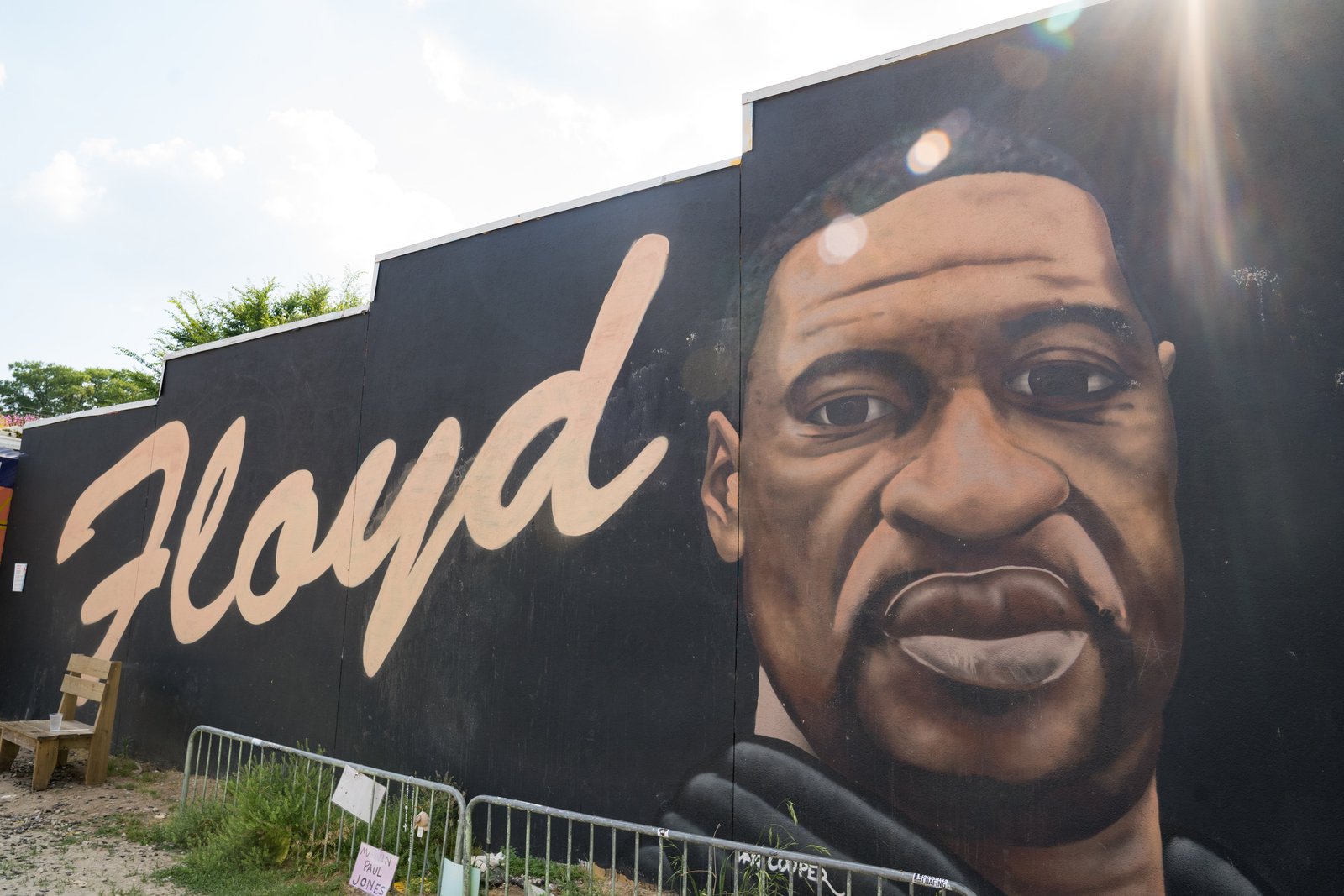 ឃាតកម្ម​របស់ Floyd បាន​បង្ក​ឱ្យ​មានការ​តវ៉ា​ទូទាំង​ប្រទេស ជួនកាល​មាន​អំពើ​ហិង្សា ប្រឆាំង​នឹង​អយុត្តិធម៌​ពូជសាសន៍