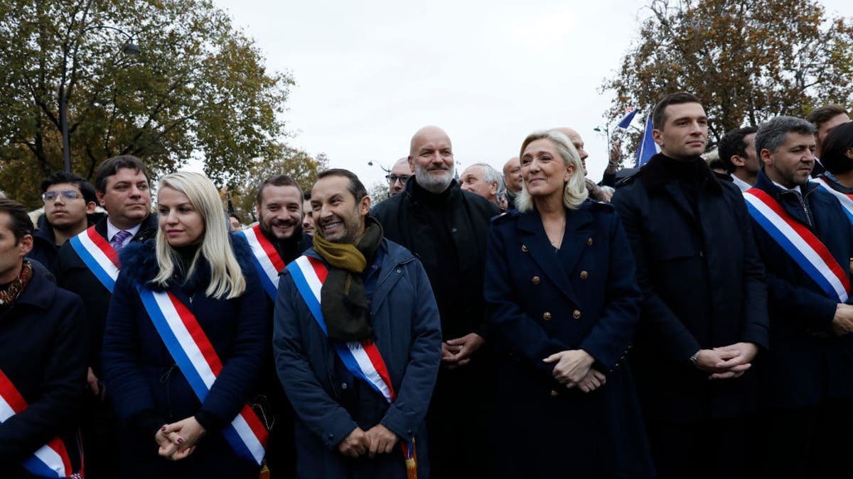 Marine Le Pen ឈរជាមួយសមាជិកសភា Sebastien Chenu និង Jordan Bardella អំឡុងពេលហែក្បួនក្នុងទីក្រុងប៉ារីស
