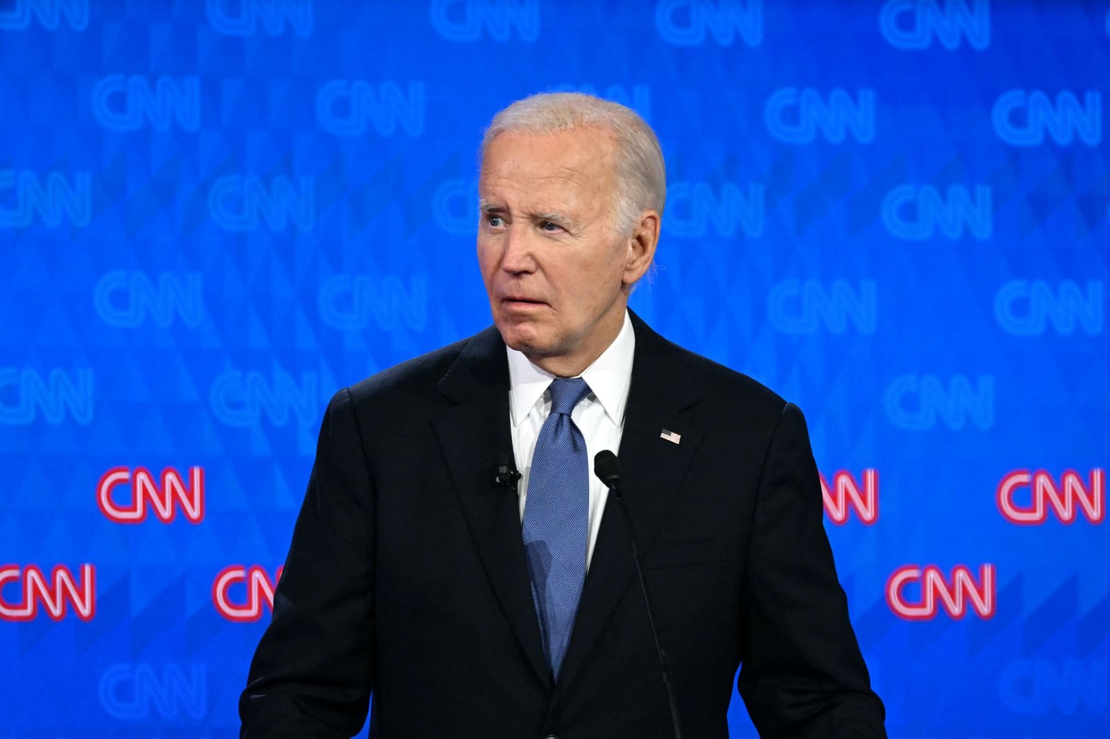 លោក Biden ដែលមើលទៅស្លេកស្លាំង និងស្អក បានដើរតាមរបៀបវារៈរបស់គាត់ក្នុងអំឡុងពេលការជជែកដេញដោលគ្នាច្រើនបំផុតនៃការបោះឆ្នោតឆ្នាំ 2024