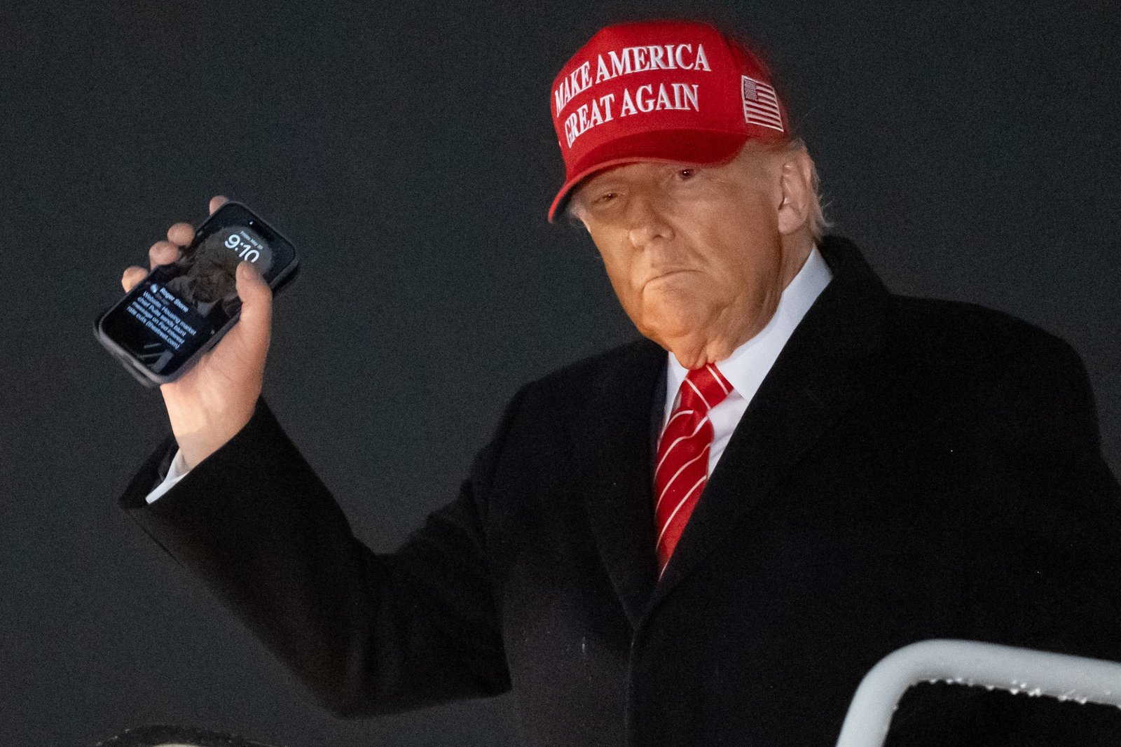 Donald Trump បានចាប់ផ្តើមដំណើរទេសចរណ៍ Truth Social ហត្ថលេខាមួយរបស់គាត់ជាមួយនឹងការបង្ហោះដែលបង្កើតដោយ AI អំពីក្តីសង្ឃឹមរបស់គាត់ក្នុងការទទួលបាន Greenland និងខែលការពារកាំជ្រួច Golden Dome សម្រាប់សេតវិមាន។